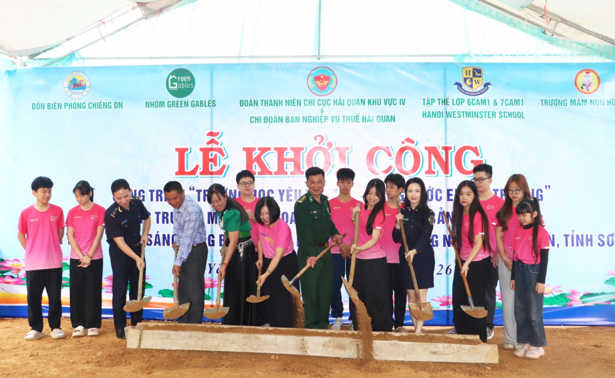 Công chức hải quan và nhà hảo tâm lan tỏa yêu thương đến học sinh nghèo ở biên giới Sơn La