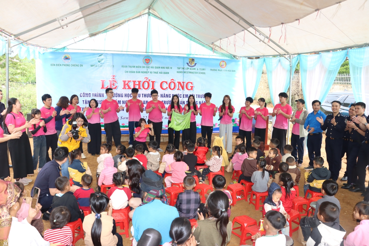Công chức hải quan và nhà hảo tâm lan tỏa yêu thương đến học sinh nghèo ở biên giới Sơn La