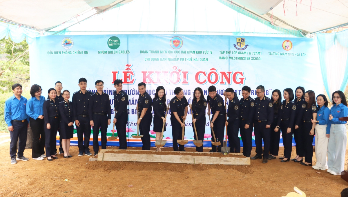 Công chức hải quan và nhà hảo tâm lan tỏa yêu thương đến học sinh nghèo ở biên giới Sơn La