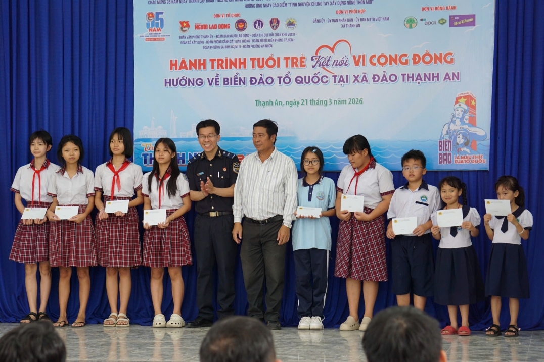 Tuổi trẻ Hải quan khu vực II đồng hành hướng về xã đảo Thạnh An