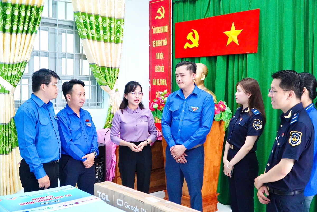 Tuổi trẻ Hải quan khu vực II đồng hành hướng về xã đảo Thạnh An