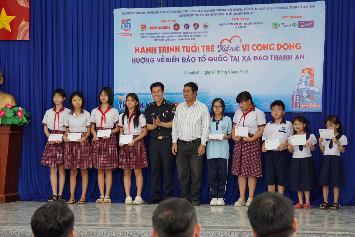 Tuổi trẻ Hải quan khu vực II đồng hành hướng về xã đảo Thạnh An
