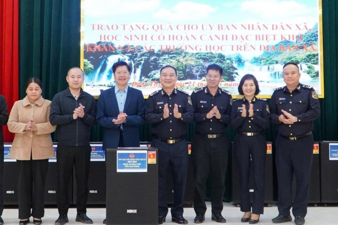 Hải quan tặng thiết bị và học bổng cho học sinh xã Đàm Thủy, Cao Bằng