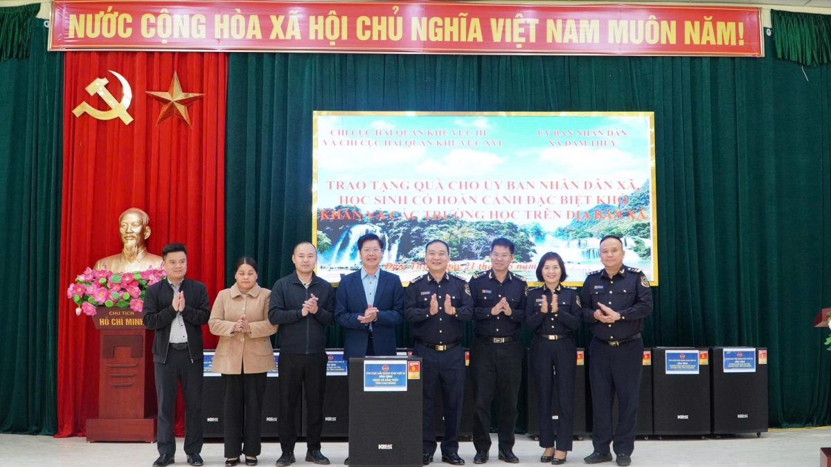 Hải quan tặng thiết bị và học bổng cho học sinh xã Đàm Thủy, Cao Bằng