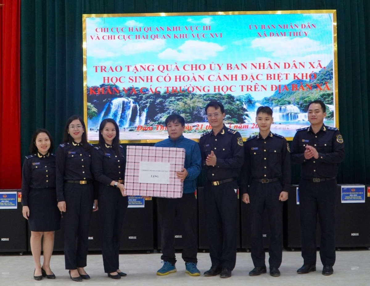 Hải quan tặng thiết bị và học bổng cho học sinh xã Đàm Thủy, Cao Bằng