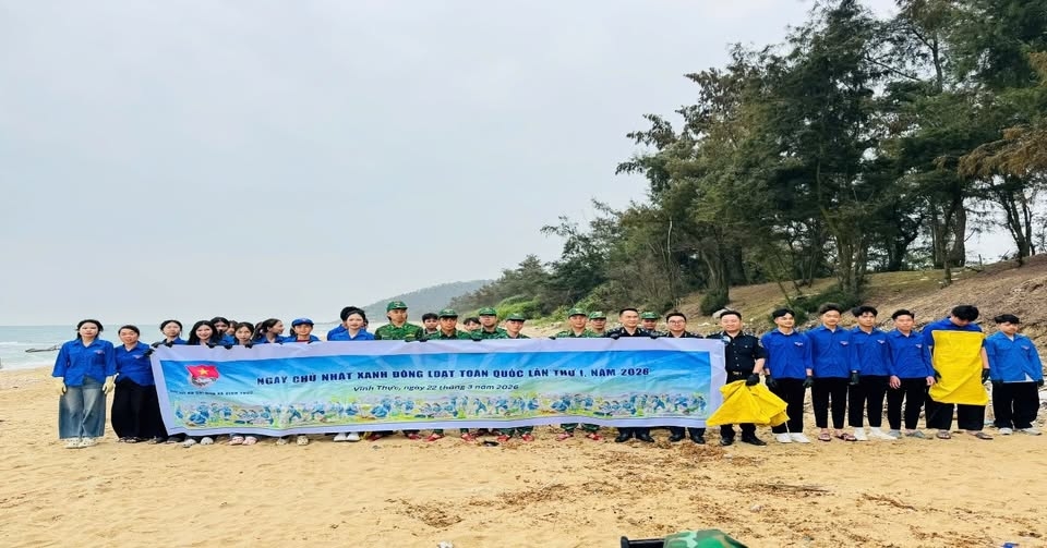 Thanh niên Hải quan Vạn Gia tham gia làm sạch môi trường biển