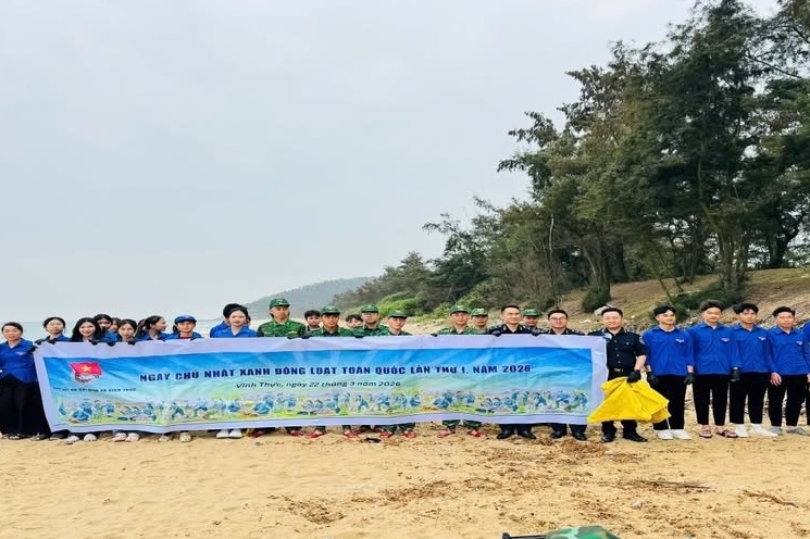 Thanh niên Hải quan Vạn Gia tham gia làm sạch môi trường biển