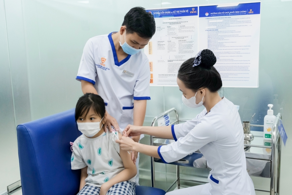 Người dân tiêm vaccine phòng bệnh do não mô cầu tại hệ thống tiêm chủng VNVC. 