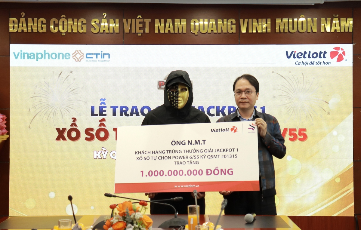 Vietlott trao giải thưởng jackpot hơn 114 tỷ đồng cho người chơi ở Tây Ninh Vietlott trao giải thưởng jackpot hơn 114 tỷ đồng cho người chơi ở Tây Ninh