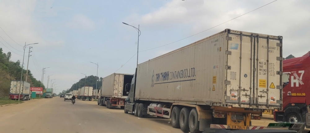 Phương tiện vận tải chở hàng hoá xuất nhập khẩu di chuyển vào khu vực cửa khẩu quốc tế Hữu Nghị. Ảnh: H.Nụ
