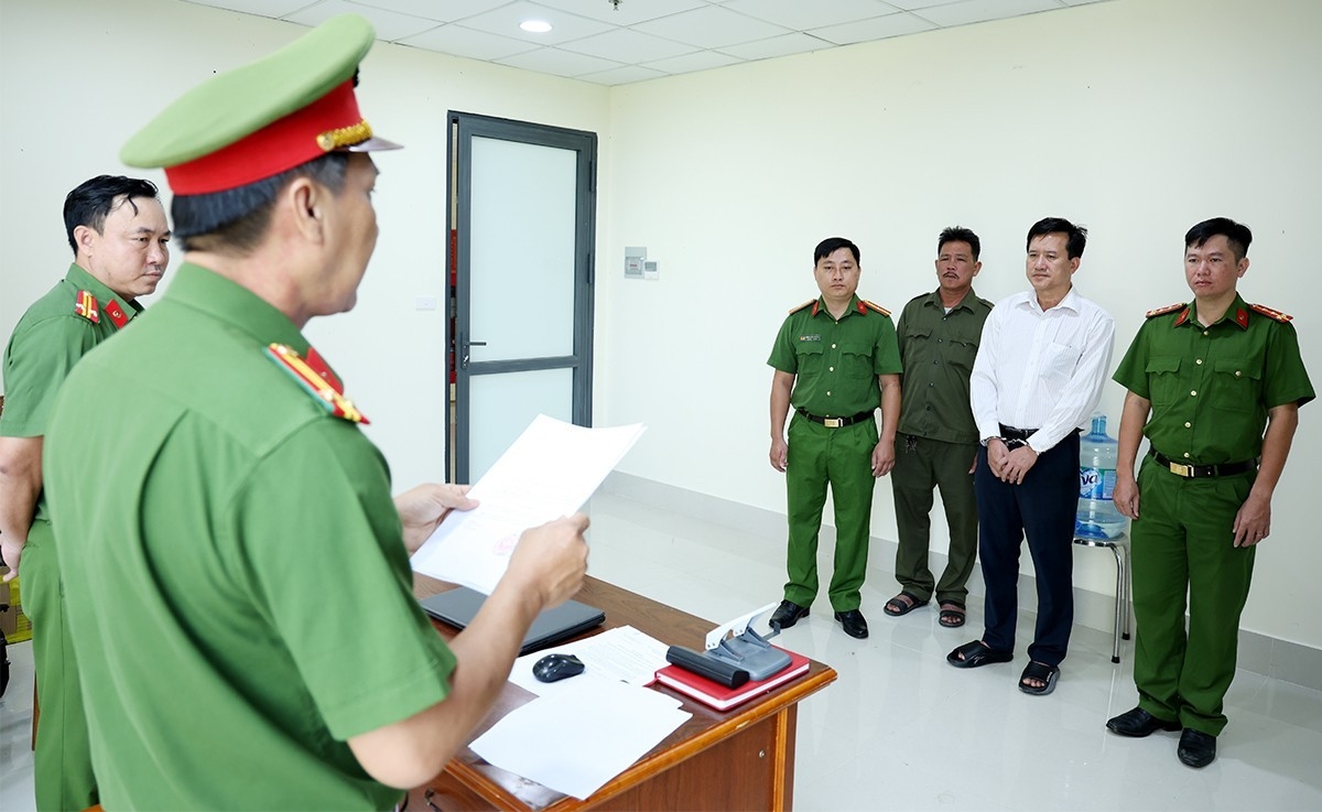 Điều tra viên thuộc Cơ quan Cảnh sát điều tra Công an tỉnh thi hành lệnh bắt bị can Đỗ Viết Dự để tạm giam