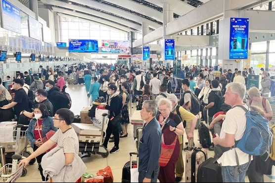 Giá nhiên liệu khó lường: Hàng không điều chỉnh giá vé máy bay, mạng bay