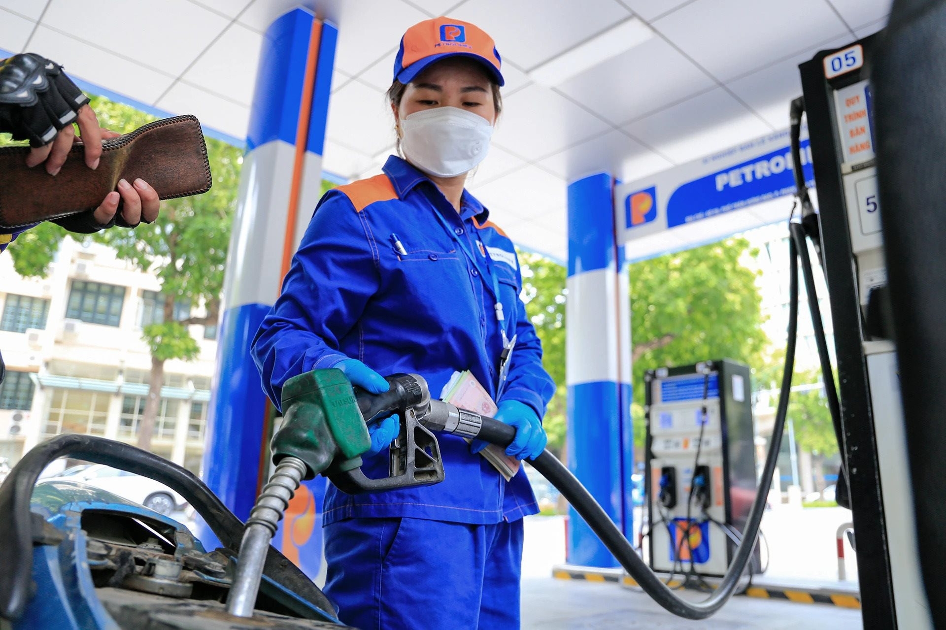 Cục Thuế hỏa tốc yêu cầu triển khai giảm 3 loại thuế xăng dầu