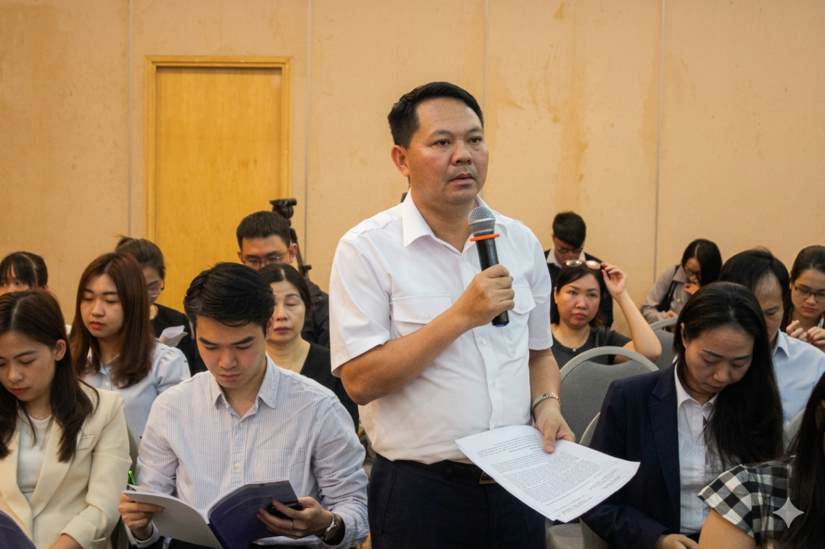 Ông Nguyễn Đức Thành, Chủ tịch Hiệp hội Hoa tiêu Hàng hải Việt Nam phát biểu tại hội thảo.