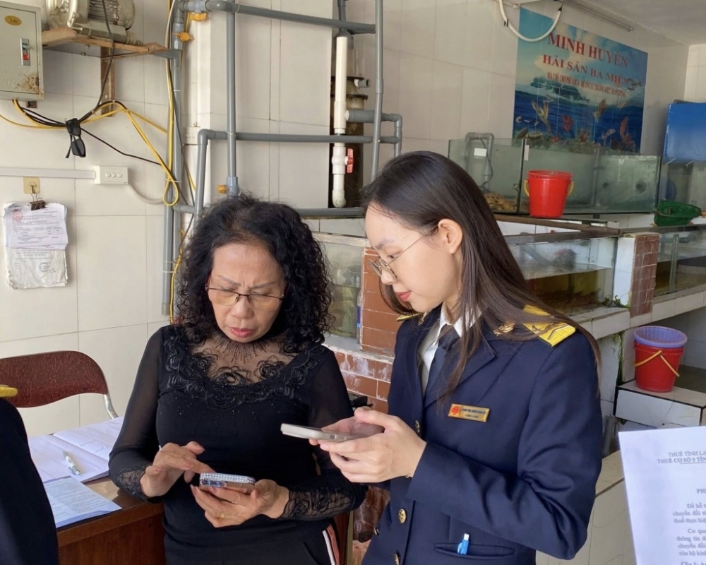 Công chức thuế hỗ trợ hộ kinh doanh thuận lợi chuyển đổi từ thuế khoán sang tự kê khai và nộp thuế.