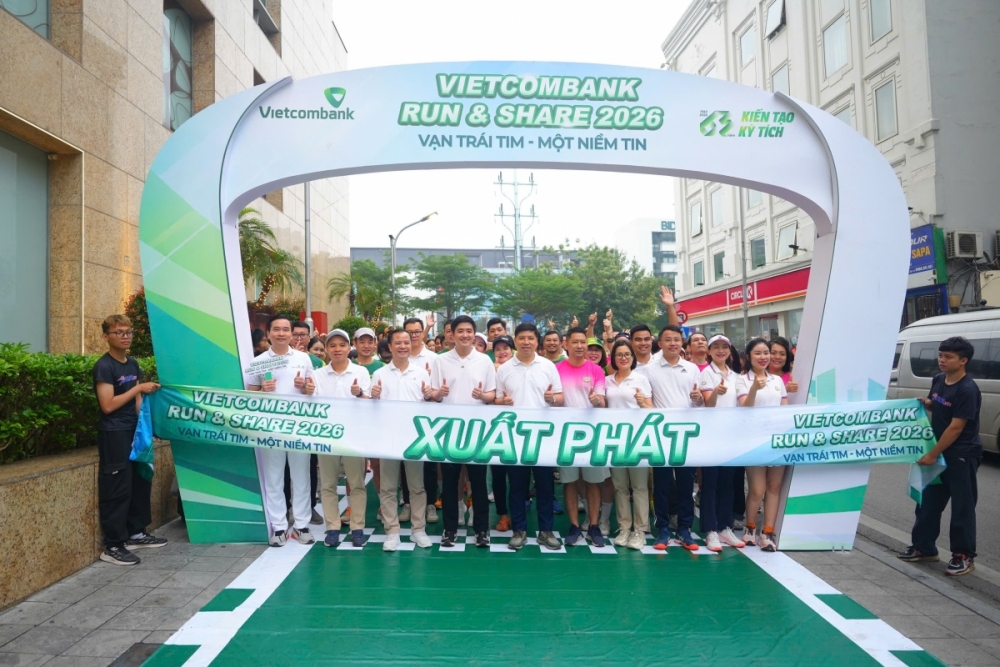 Đại diện lãnh đạo Vietcombank, các đại biểu, khách mời và vận động viên chính thức xuất phát, đánh dấu những bước chân đầu tiên của Giải chạy trực tuyến “Vietcombank Run & Share 2026: Vạn trái tim – Một niềm tin”. Đại diện lãnh đạo Vietcombank, các đại biểu, khách mời và vận động viên chính thức xuất phát, đánh dấu những bước chân đầu tiên của Giải chạy trực tuyến “Vietcombank Run & Share 2026: Vạn trái tim – Một niềm tin”.