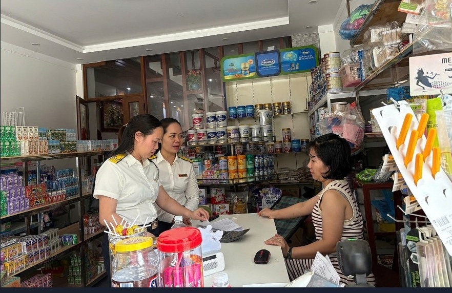 Công chức Thuế  tỉnh Điện Biên hướng dẫn hộ kinh doanh làm thủ tục kê khai thuế.