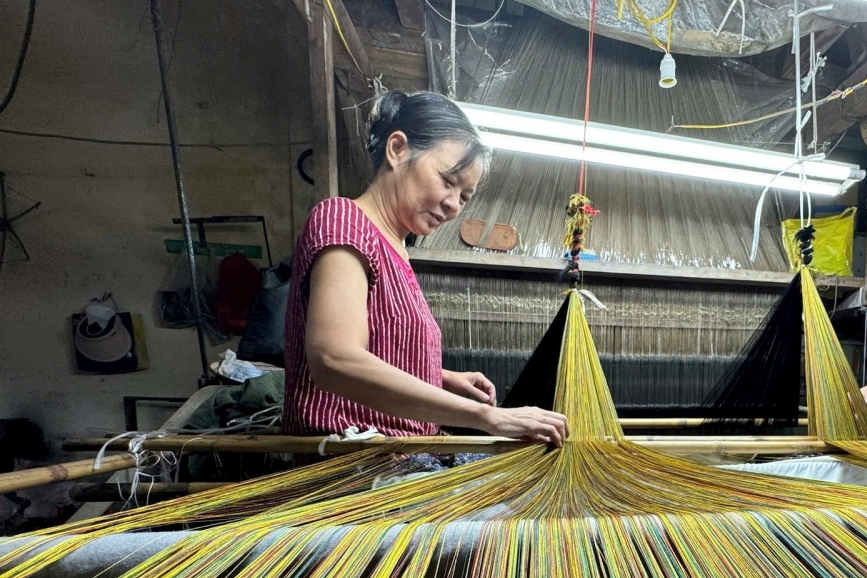 Các yếu tố ảnh hưởng đến quyết định đầu tư sản xuất xanh tại làng nghề thủ công nghiệp truyền thống ở Việt Nam: Nghiên cứu điển hình tại làng gốm Bát Tràng và làng lụa Vạn Phúc