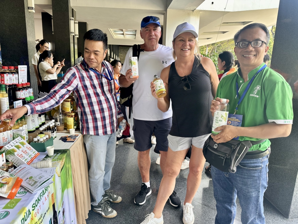 Khách nước ngoài thích thú với sản phẩm dạt danh hiệu HVNCLC. Ảnh: T.H Khách nước ngoài thích thú với sản phẩm dạt danh hiệu HVNCLC. Ảnh: T.H