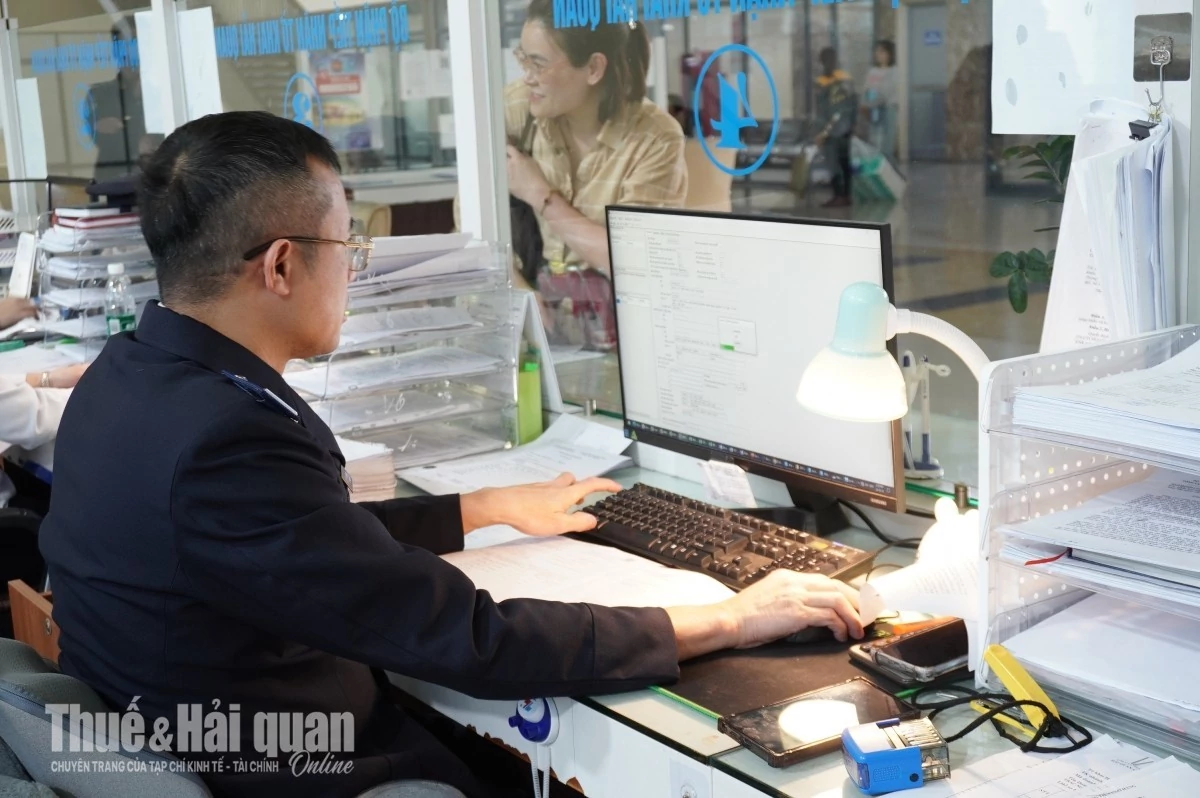 Hoạt động nghiệp vụ tại Hải quan cửa khẩu quốc tế Hữu Nghị. Ảnh: H.Nụ
