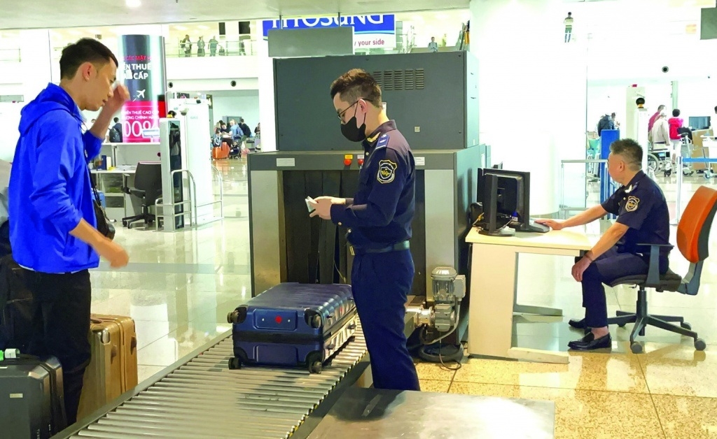 Hành khách xuất nhập cảnh qua sân bay quốc tế Nội Bài. Ảnh: N.Linh