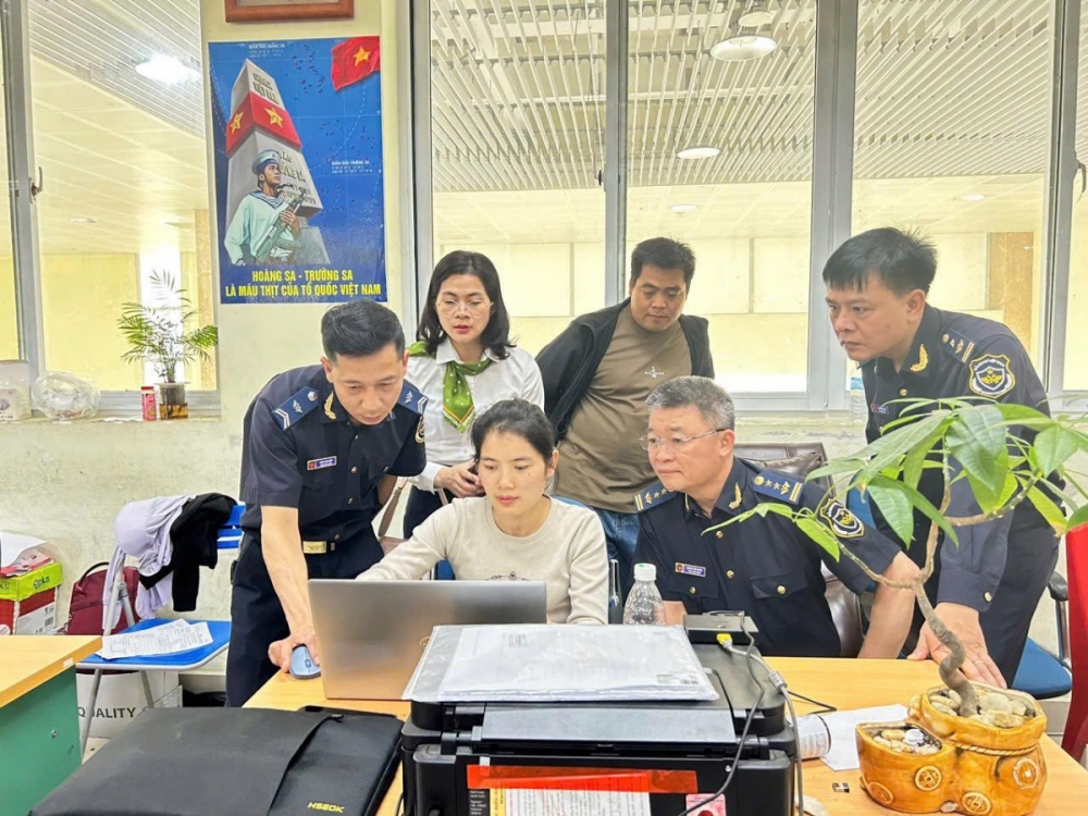 Đại diện Chi cục Hải quan khu vực VI hướng dẫn doanh nghiệp thao tác trên hệ thống. Đại diện Chi cục Hải quan khu vực VI hướng dẫn doanh nghiệp thao tác trên hệ thống.