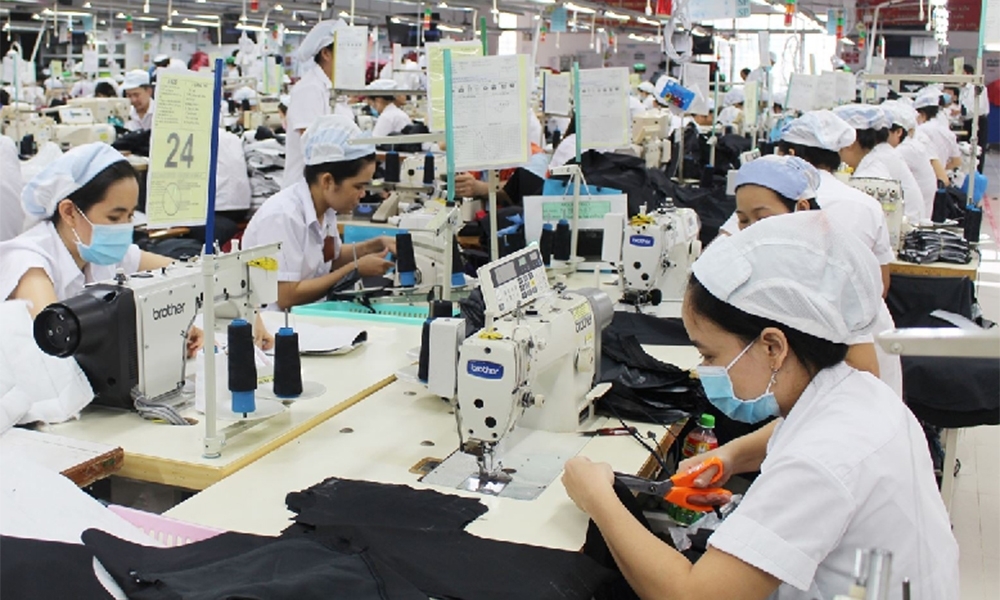 Hoạt động sản xuất tại doanh nghiệp may. Ảnh minh họa.