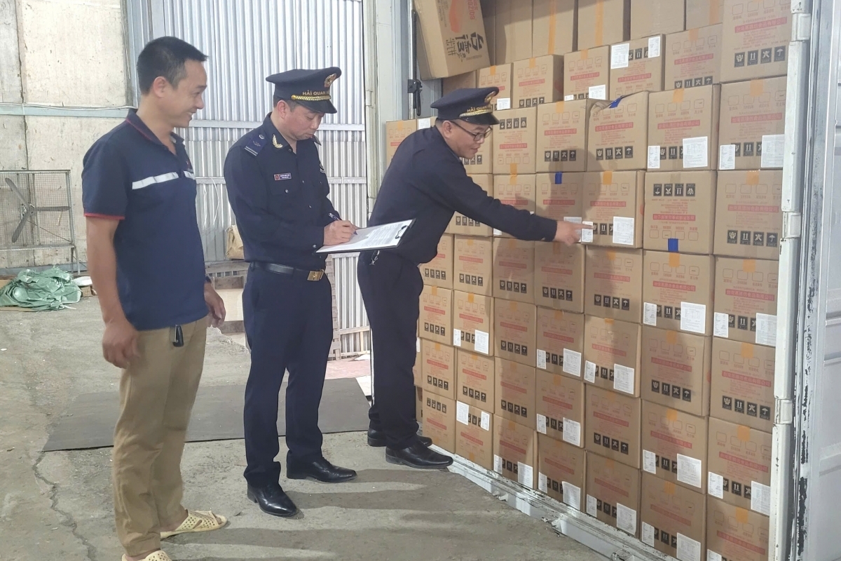 Lạng Sơn tiến hành kiểm tra an toàn thực phẩm hàng nhập khẩu từ 1/9
