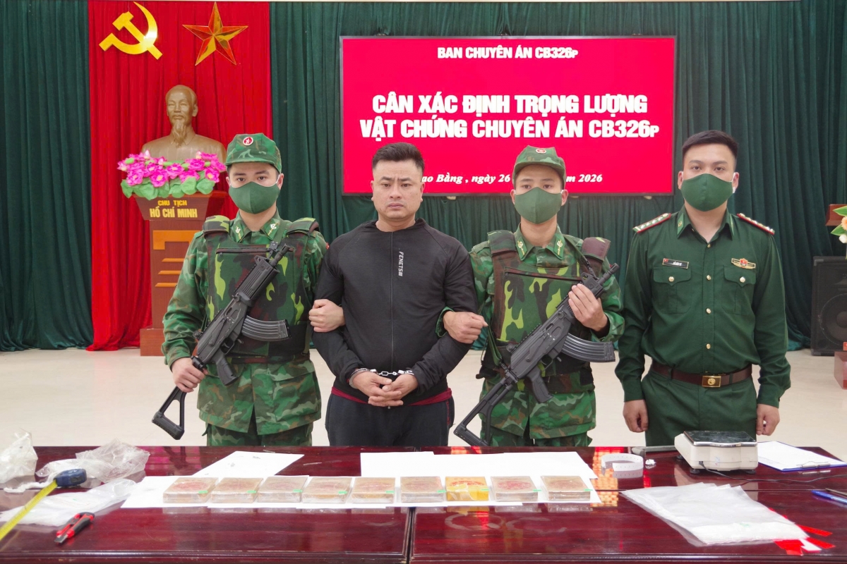 Khởi tố đối tượng vận chuyển 9 bánh heroin