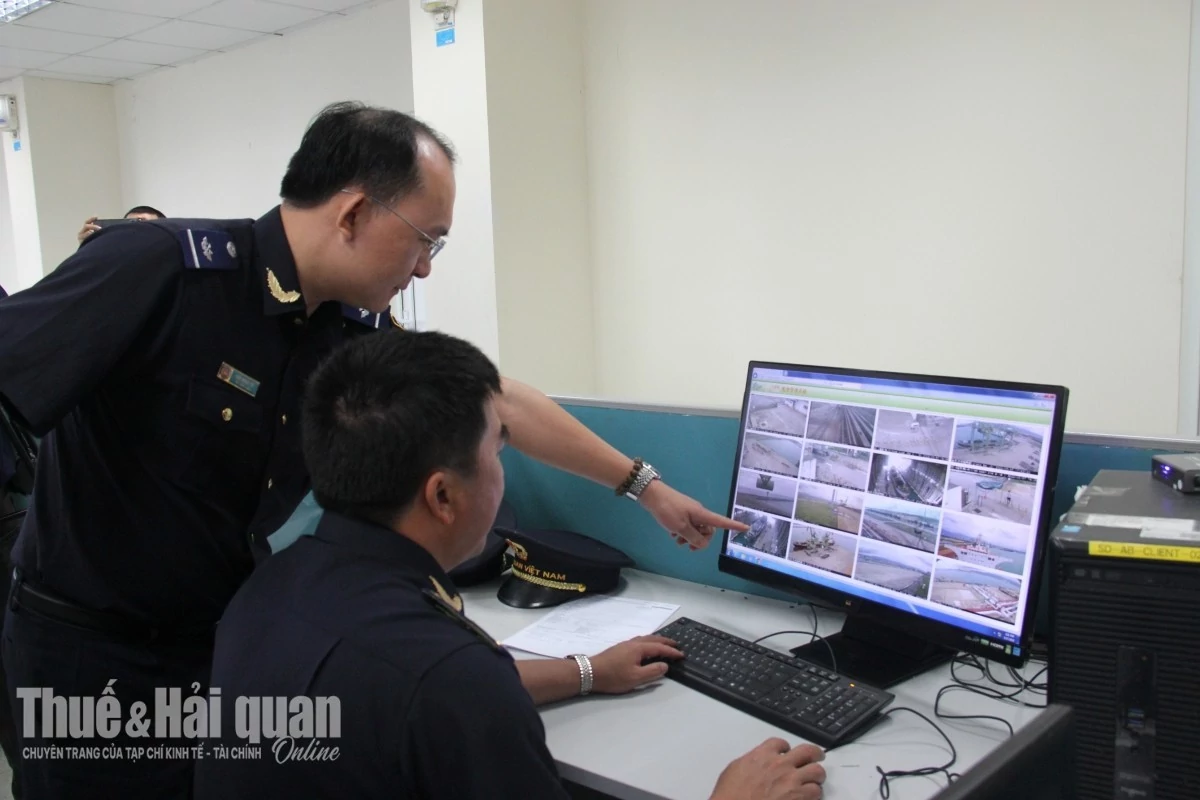 Công chức Hải quan cửa khẩu cảng Vũng Áng (Chi cục Hải quan khu vực XI) giám sát hàng hóa qua hệ thống trực tuyến. Ảnh: H.Nụ