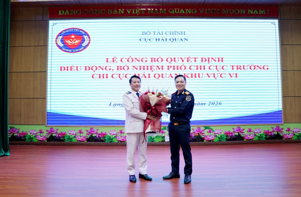 Tại buổi lễ, thừa uỷ quyền Phó Cục trưởng Nguyễn Thành Hưng đã trao quyết định điều động bổ nhiệm và tặng hoa chúc mừng tân Phó Chi cục trưởng Chi cục Hải quan khu vực VI.