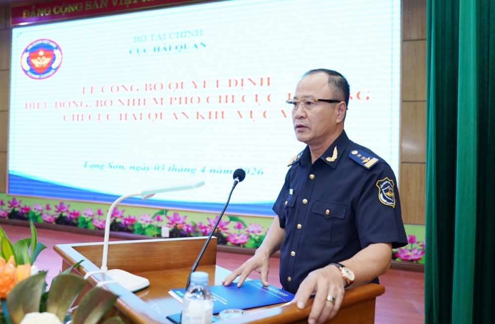 Đại diện Chi cục Hải quan khu vực VI, ông Nguyễn Văn Hoàn Chi cục trưởng chúc mừng tân Phó Chi cục trưởng Lê Minh Đức.