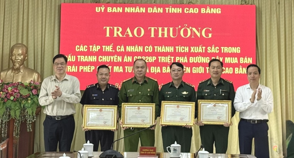 Cao Bằng: Khen thưởng thành tích bắt đối tượng vận chuyển 9 bánh heroin