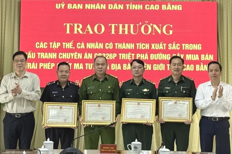 Cao Bằng: Khen thưởng thành tích bắt đối tượng vận chuyển 9 bánh heroin