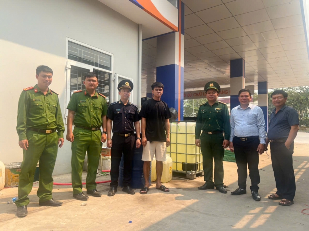 Hải quan cửa khẩu quốc tế Lao Bảo chặn đứng xe ô tô vận chuyển trái phép dầu Diesel qua biên giới Hải quan cửa khẩu quốc tế Lao Bảo chặn đứng xe ô tô vận chuyển trái phép dầu Diesel qua biên giới