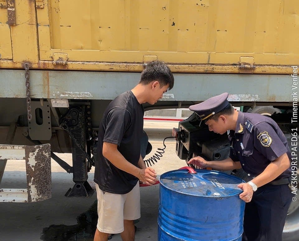 Gia cố thùng kim loại để vận chuyển trái gần 1.300 lít dầu Diesel qua biên giới Hải quan cửa khẩu quốc tế Lao Bảo chặn đứng xe ô tô vận chuyển trái phép dầu Diesel qua biên giới