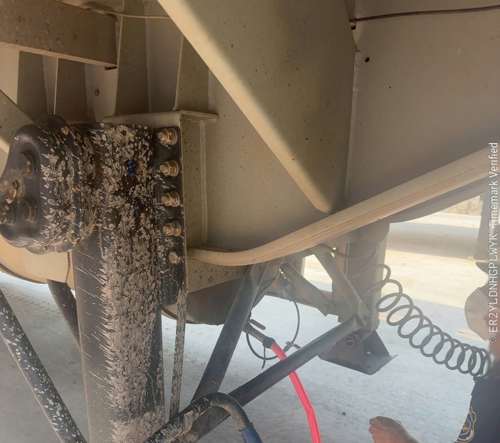 Gia cố thùng kim loại để vận chuyển trái gần 1.300 lít dầu Diesel qua biên giới Hải quan cửa khẩu quốc tế Lao Bảo chặn đứng xe ô tô vận chuyển trái phép dầu Diesel qua biên giới