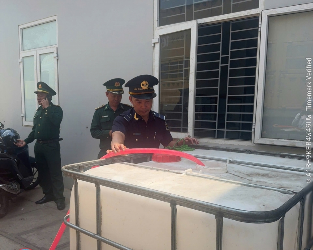 Gia cố thùng kim loại để vận chuyển trái gần 1.300 lít dầu Diesel qua biên giới Hải quan cửa khẩu quốc tế Lao Bảo chặn đứng xe ô tô vận chuyển trái phép dầu Diesel qua biên giới