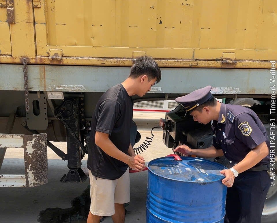 Hải quan Lao Bảo phát hiện thêm một xe đầu kéo chở dầu Diesel lậu