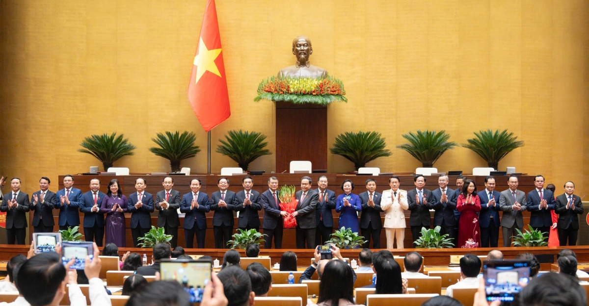Phê chuẩn bổ nhiệm 6 Phó Thủ tướng và 17 bộ trưởng, trưởng ngành Phê chuẩn bổ nhiệm 6 Phó Thủ tướng và 17 bộ trưởng, trưởng ngành