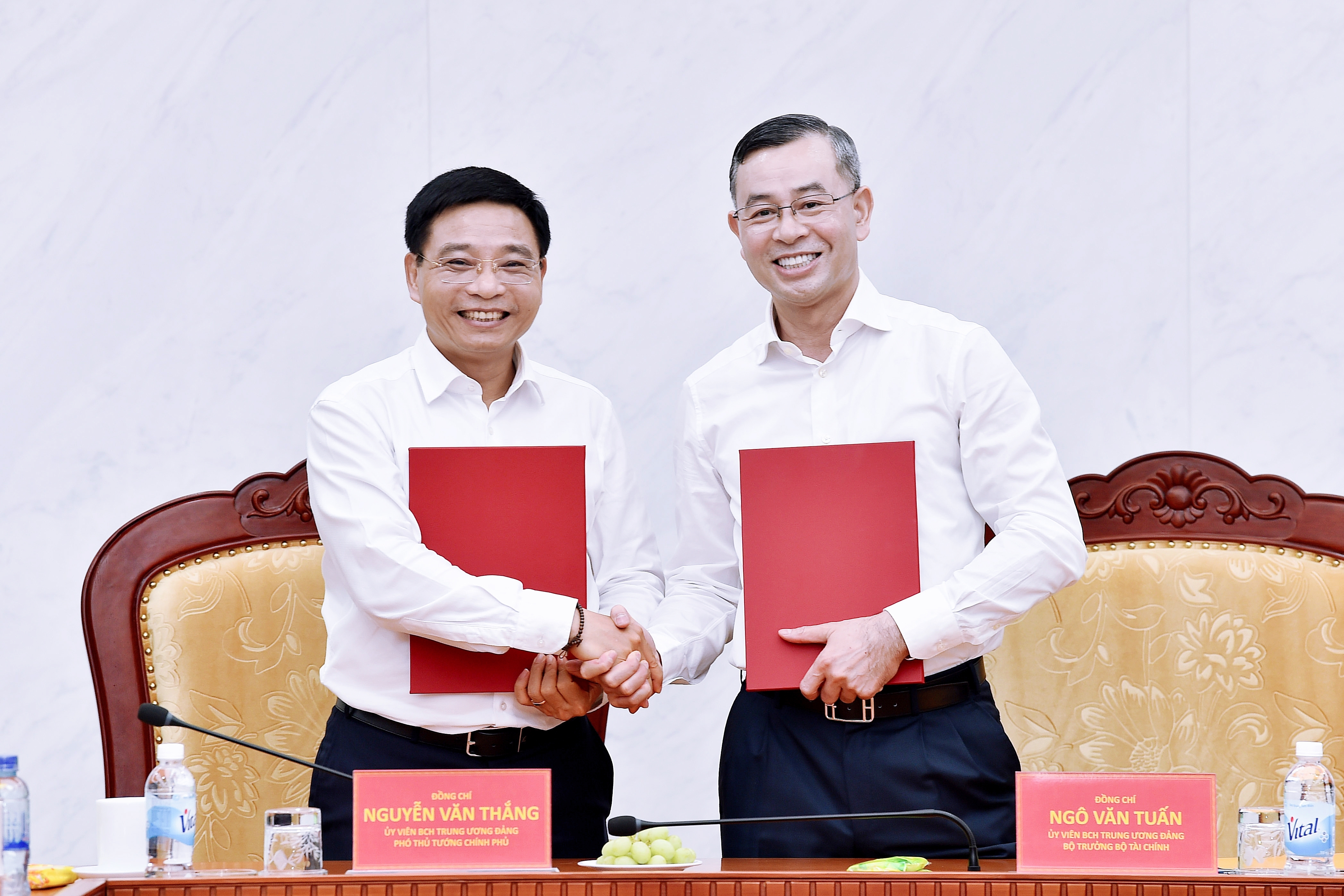 Chùm ảnh: Lễ Bàn giao công tác giữa Phó Thủ tướng Chính phủ Nguyễn Văn Thắng và Bộ trưởng Bộ Tài chính Ngô Văn Tuấn