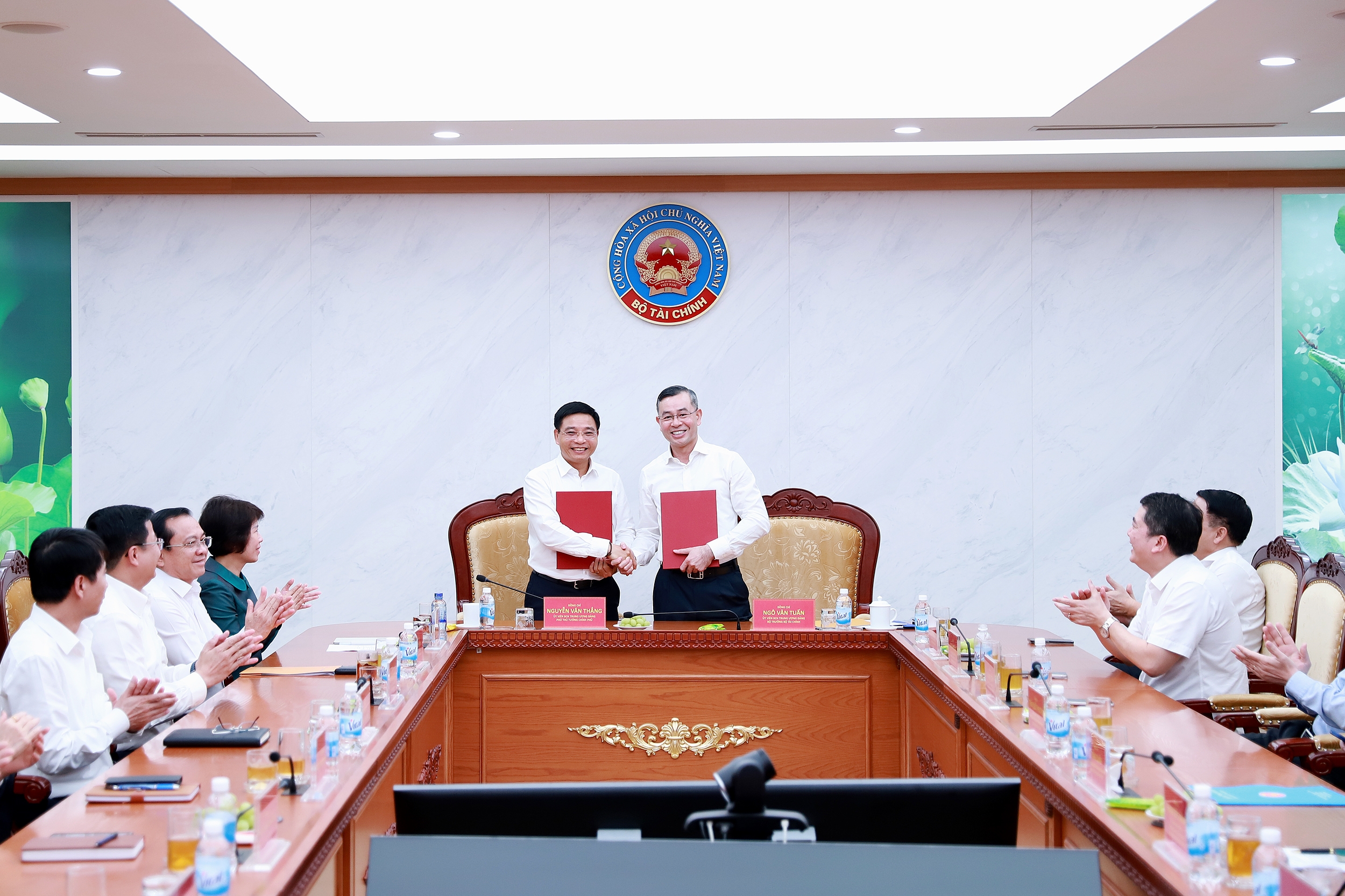 Chùm ảnh: Lễ Bàn giao công tác giữa Phó Thủ tướng Chính phủ Nguyễn Văn Thắng và Bộ trưởng Bộ Tài chính Ngô Văn Tuấn Chùm ảnh: Lễ Bàn giao công tác giữa Phó Thủ tướng Chính phủ Nguyễn Văn Thắng và Bộ trưởng Bộ Tài chính Ngô Văn Tuấn