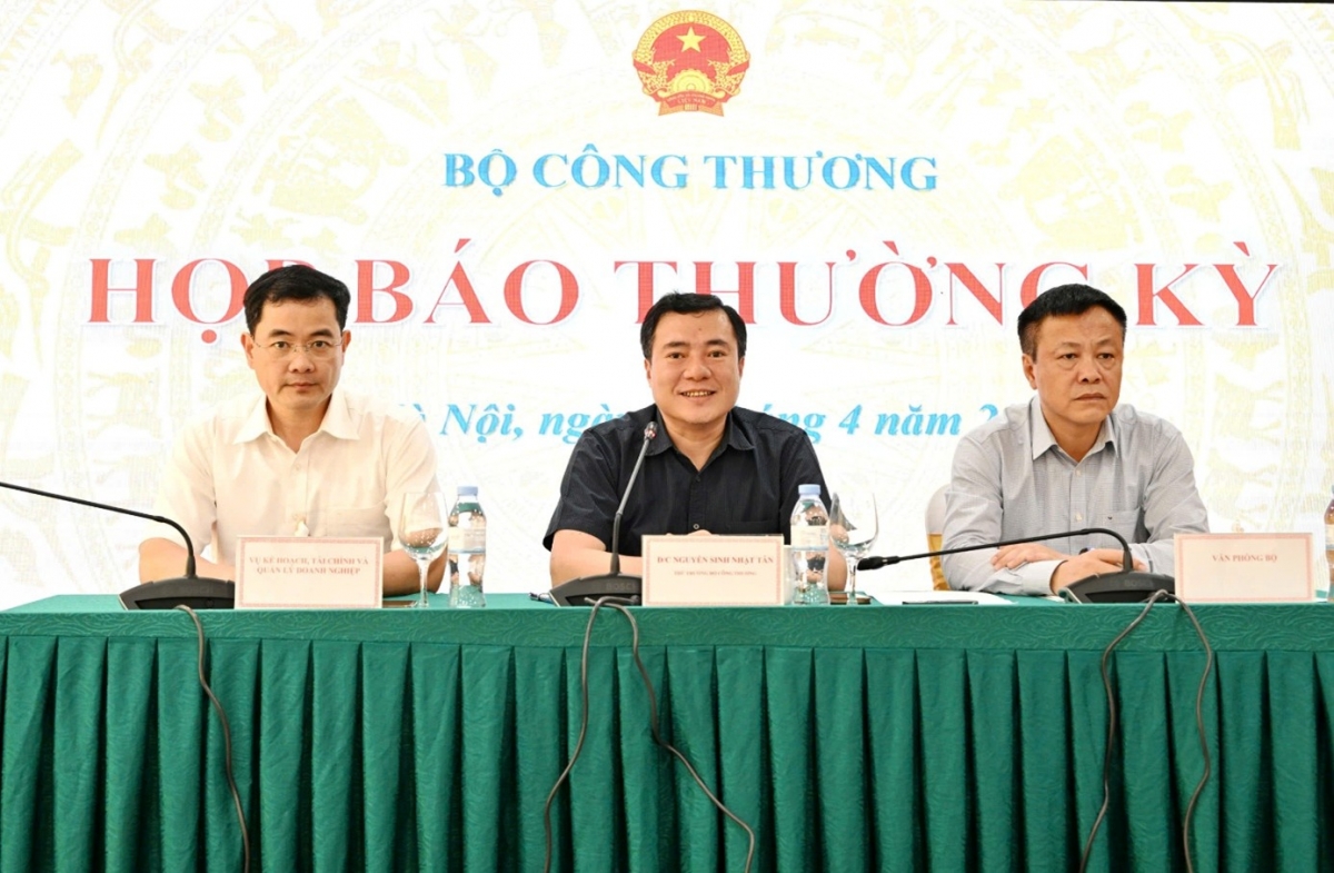 Thứ trưởng Bộ Công Thương Nguyễn Sinh Nhật Tân chủ trì họp báo. 