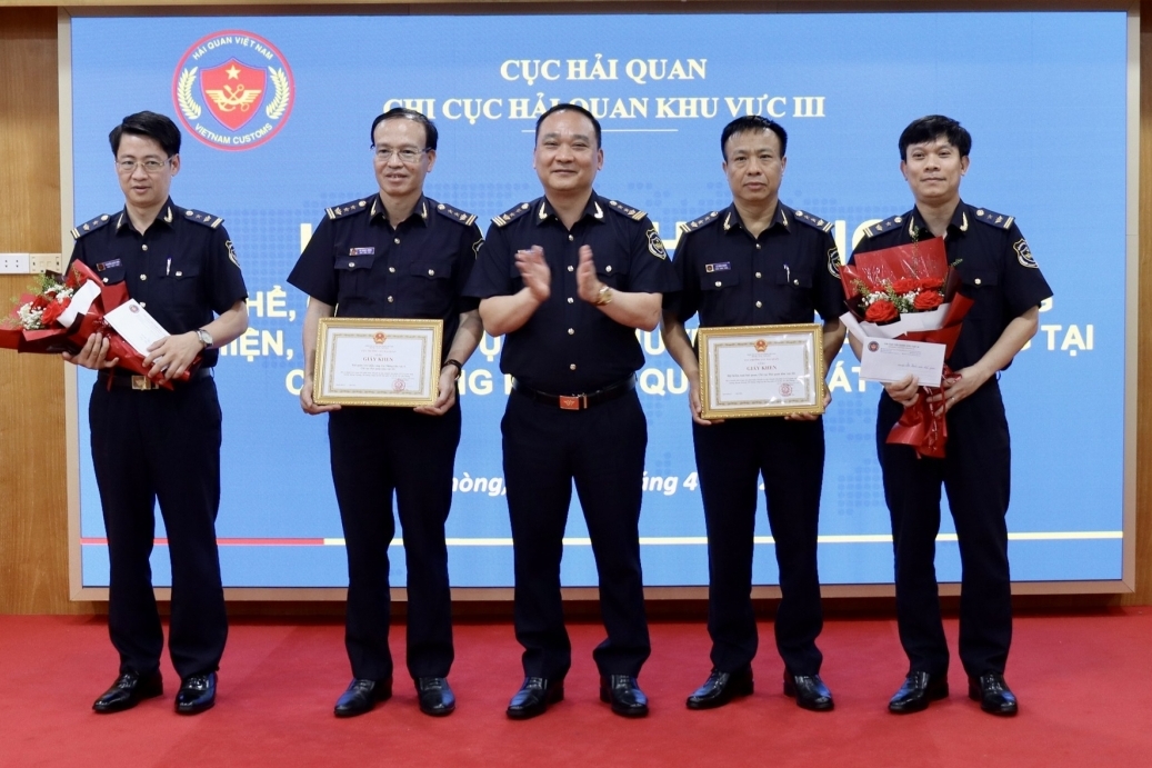 Hải quan khu vực III khen thưởng thành tích vụ bắt gần 190 lượng vàng