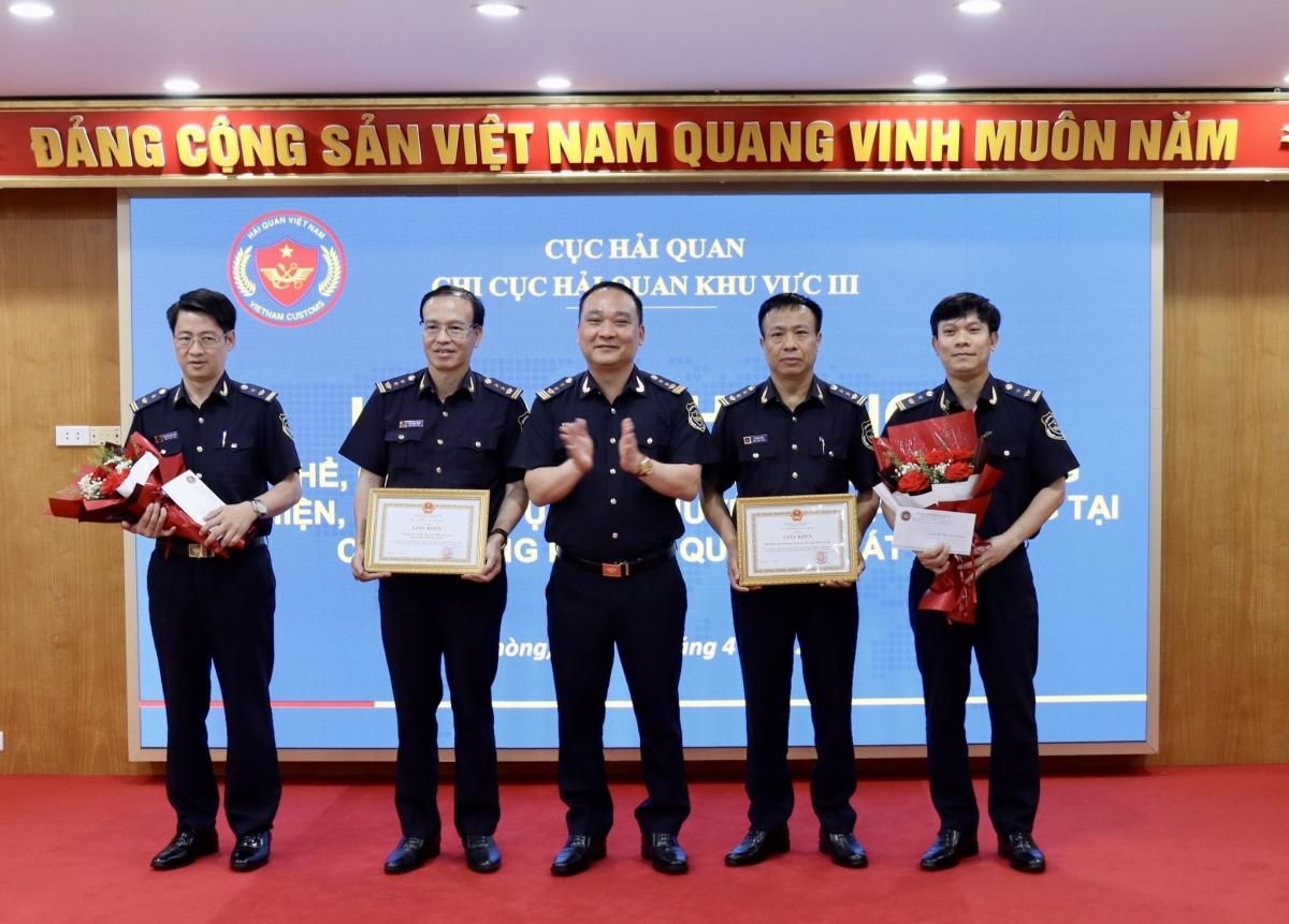 Hải quan khu vực III khen thưởng thành tích vụ bắt gần 190 lượng vàng