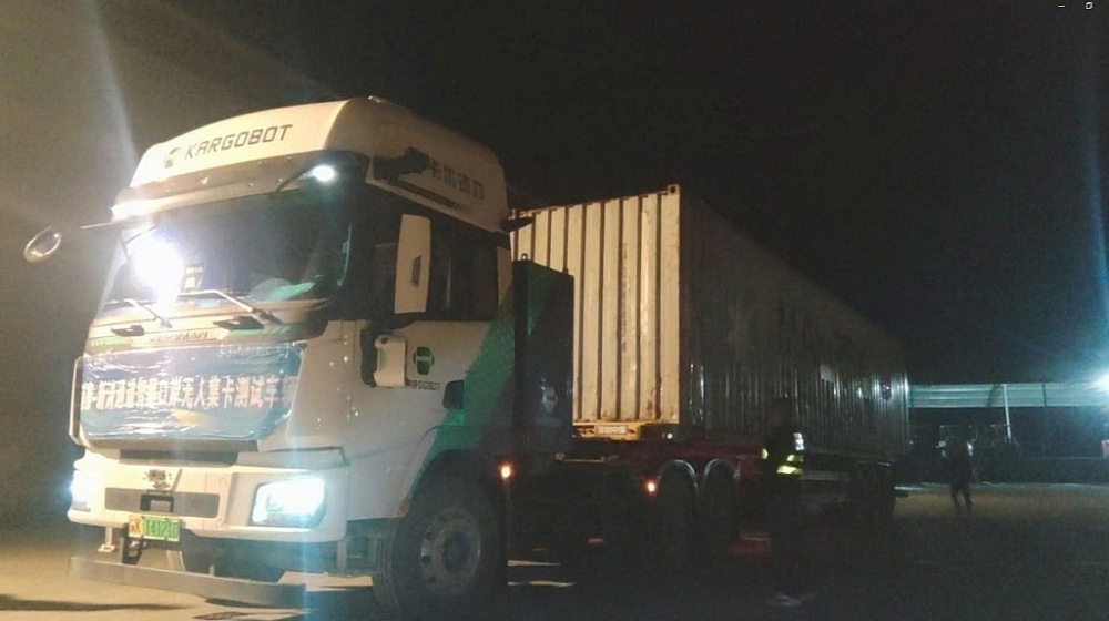 Xe AGV (xe vận hành tự động) thông quan ban đêm tại đường chuyên dụng vận chuyển hàng hóa khu vực mốc 1088/2 – 1089 Tân Thanh – Pò Chài vào ngày 10/11/2025.