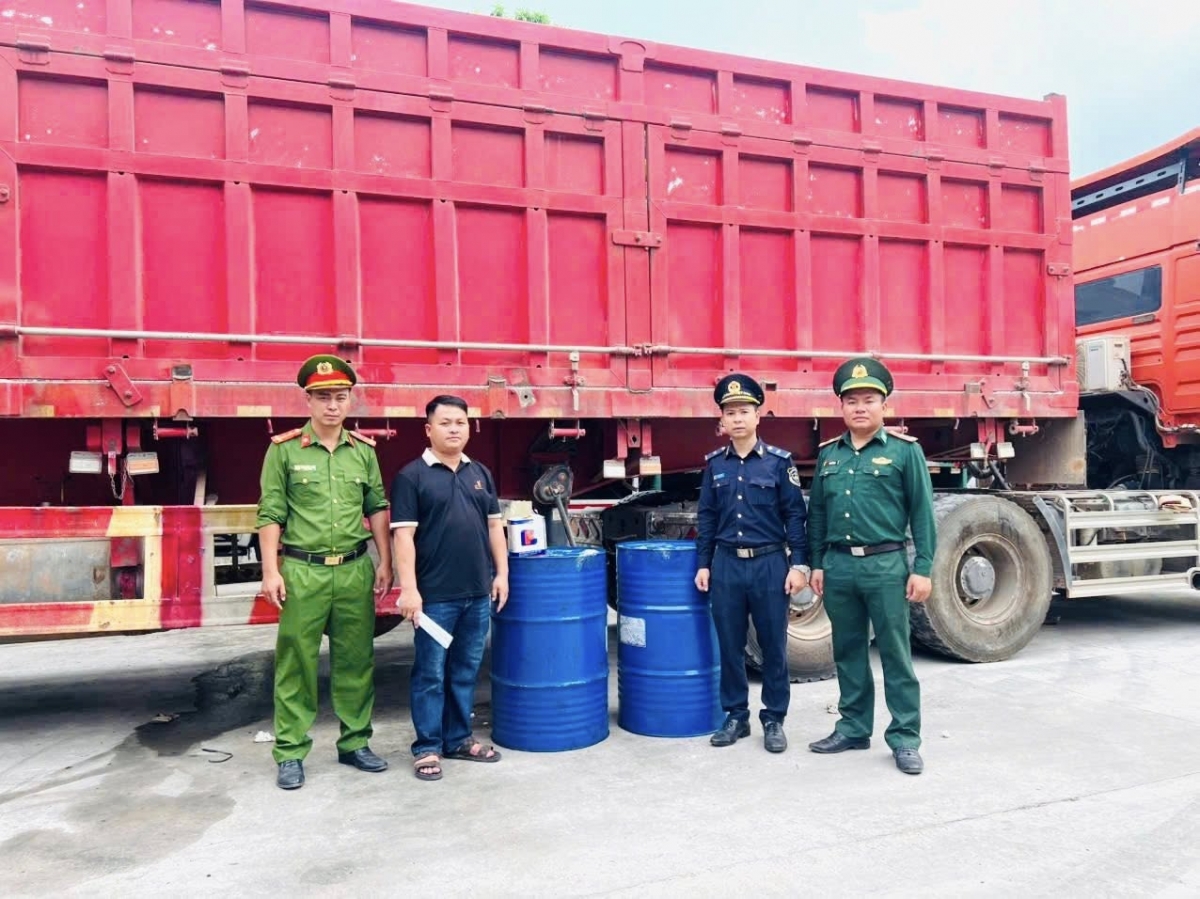 Hải quan Lao Bảo phát hiện thêm một xe đầu kéo chở dầu Diesel lậu