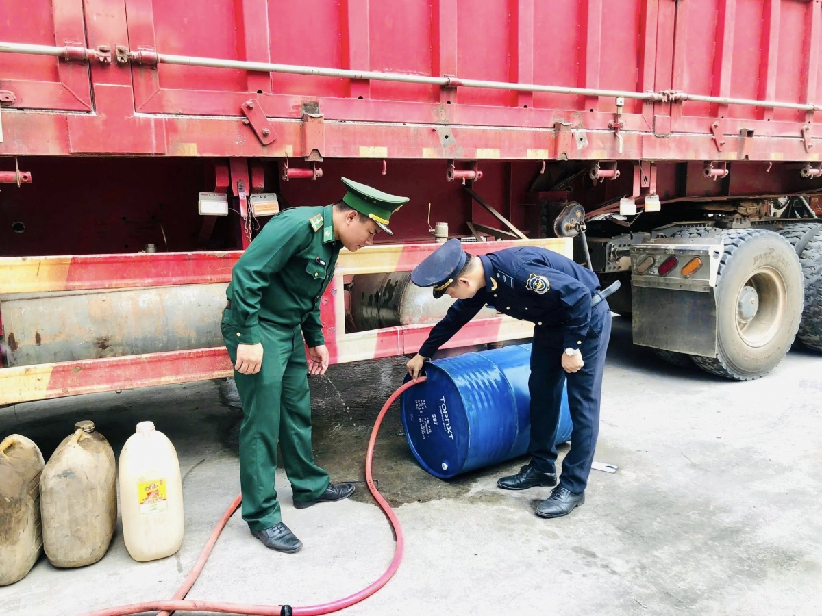 Hải quan Lao Bảo phát hiện thêm một xe đầu kéo chở dầu Diesel lậu