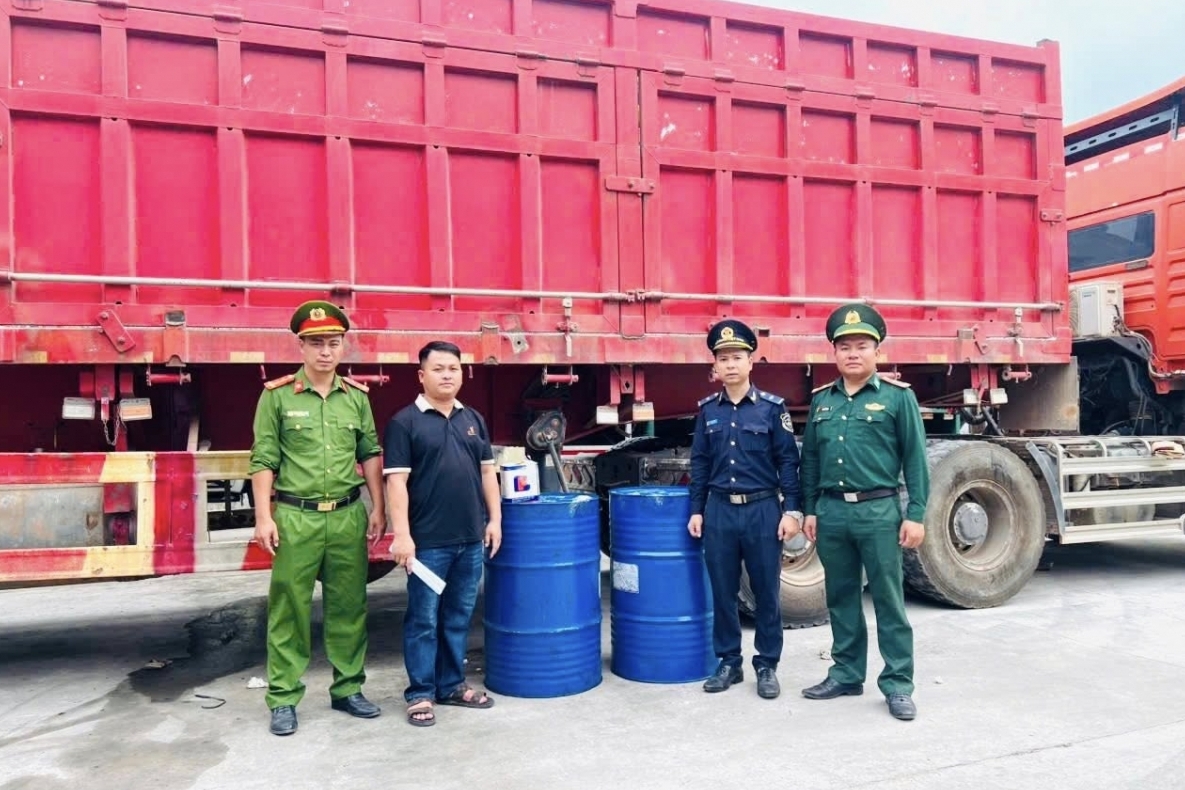 Hải quan Lao Bảo phát hiện thêm một xe đầu kéo chở dầu Diesel lậu