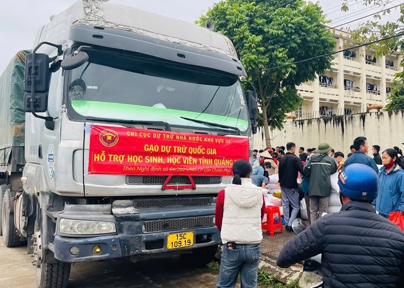 Hỗ trợ học sinh, học viên tỉnh Quảng Ninh hơn 126 tấn gạo dự trữ quốc gia Hỗ trợ học sinh, học viên tỉnh Quảng Ninh hơn 126 tấn gạo dự trữ quốc gia